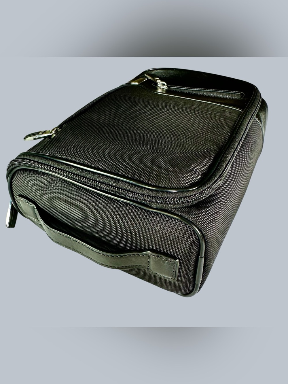 Tumi Arrivé Barajas Leather Toiletries travel kit - Picture 12 of 13